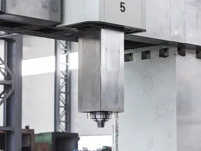 Mandriladora e fresadora CNC portal com pórtico móvel e mesa fixa